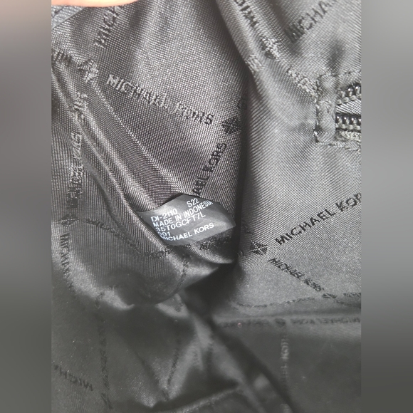 Michael Kors aprox 11"x10"inchs- Black Tote Bag W/ Golden Hardware - Picture 10 of 15